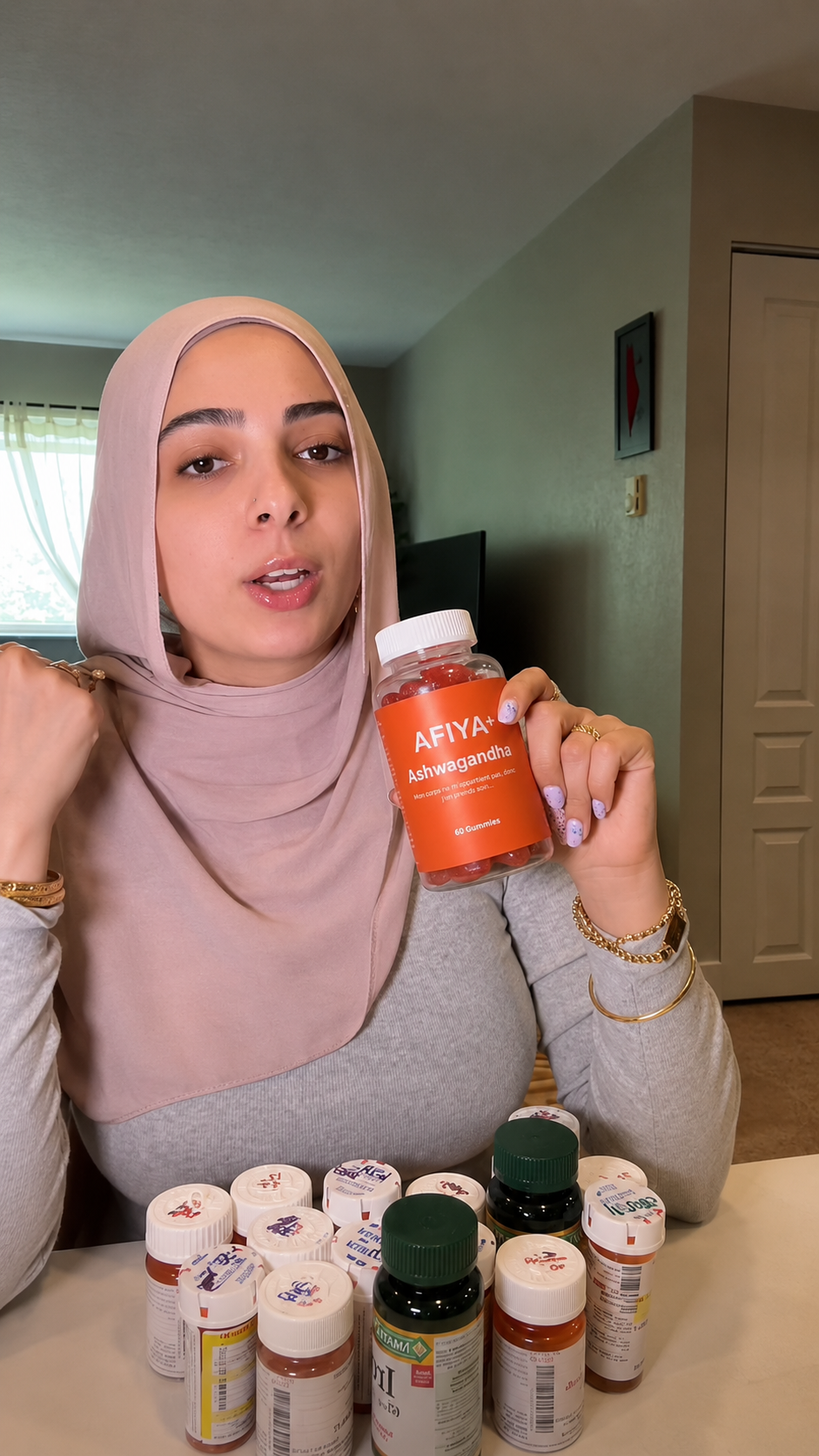 Cliente présentant un flacon Afiya+ Ashwagandha chez elle