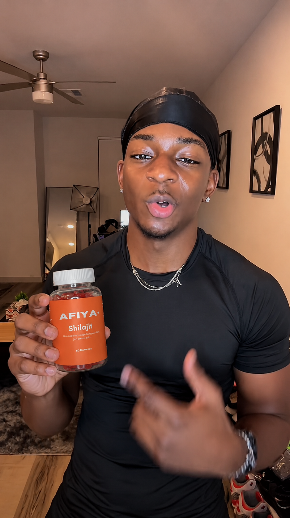Créateur montrant un flacon Afiya+ Shilajit face caméra