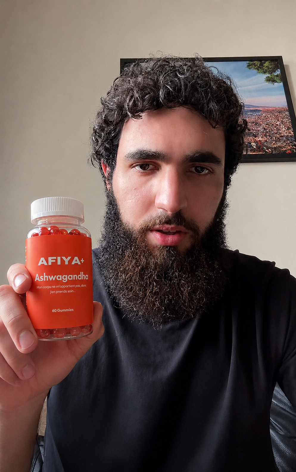 Créateur présentant un flacon Afiya+ Ashwagandha face caméra