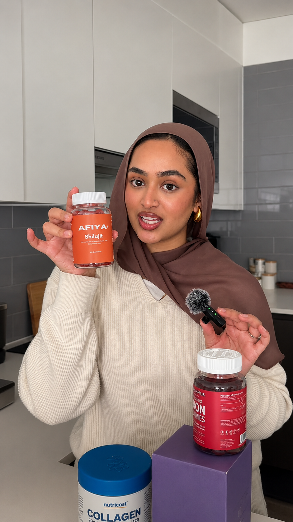 Créatrice lifestyle présentant un flacon Afiya+ Shilajit dans sa cuisine