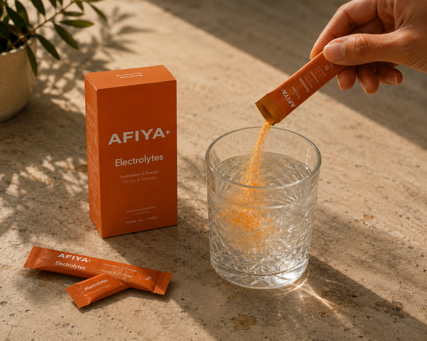 Stick Afiya+ Électrolytes versé dans un verre d'eau, lumière naturelle